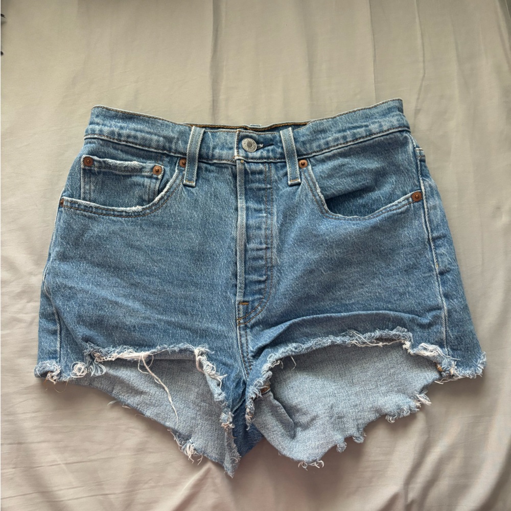 Medium wash Levis 501 shorts